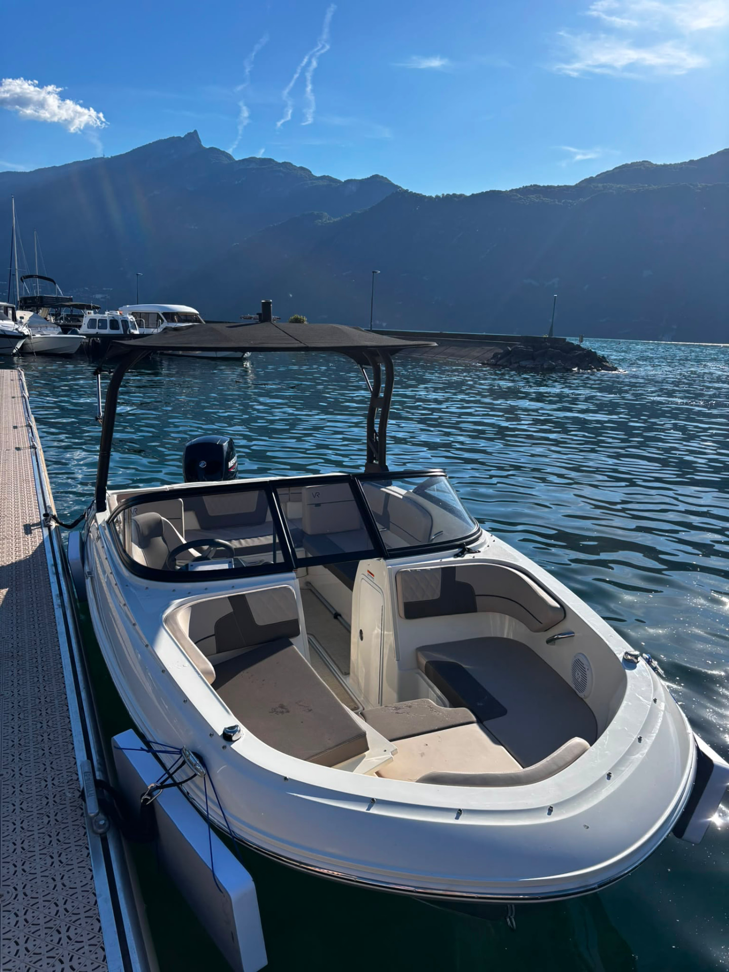 Le Bayliner VR4 amarré au ponton dans la lumière dorée de fin de journée